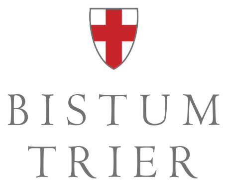 Man sieht ein rotes Kreuz auf weißem Grund, darunter der Text 'Bistum Trier'