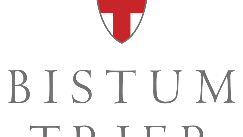 Man sieht ein rotes Kreuz auf weißem Grund, darunter der Text 'Bistum Trier'