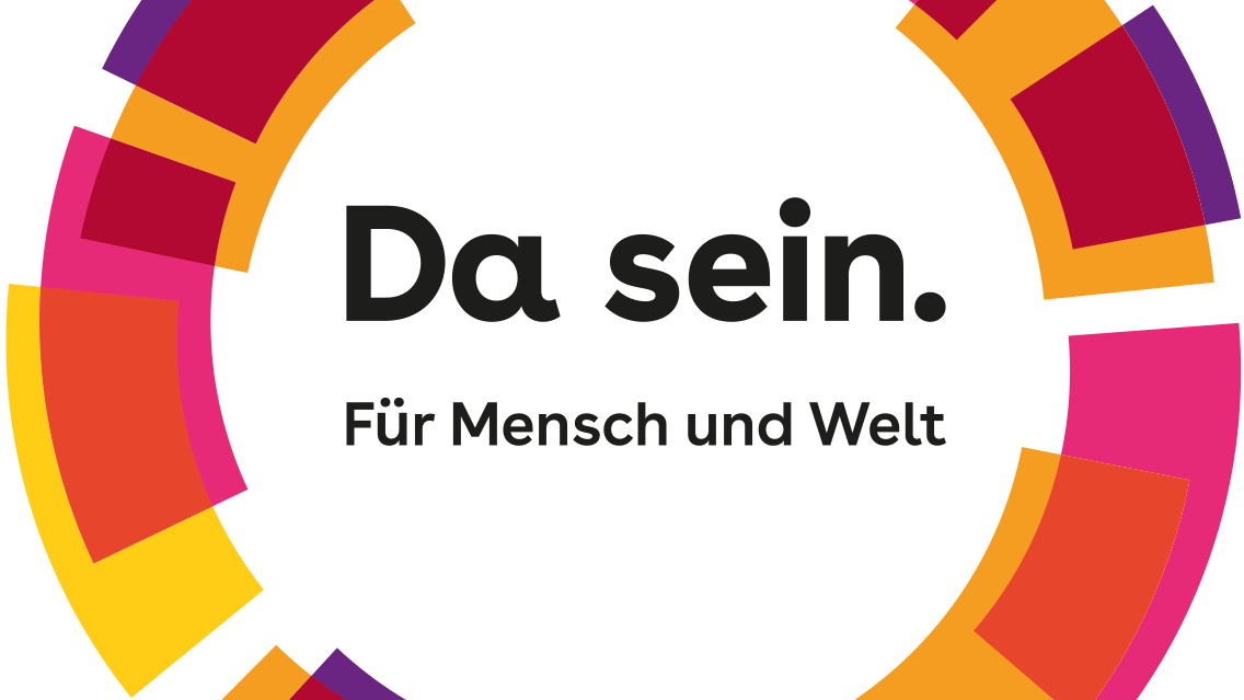 Man sieht einen farbigen Kreis. In der Mitte der Schriftzug Da sein. Für Mensch und Welt