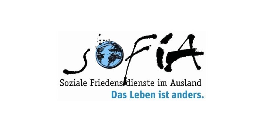 SoFiA Logo (c) Soziale Lerndienste Das Logo von Sofia. Man sieht das Wort Sofia, wobei das O als Weltkugel dargestellt ist. Darunter der Text: Soziale Friedensdienste im Ausland. Das Leben ist anders.
