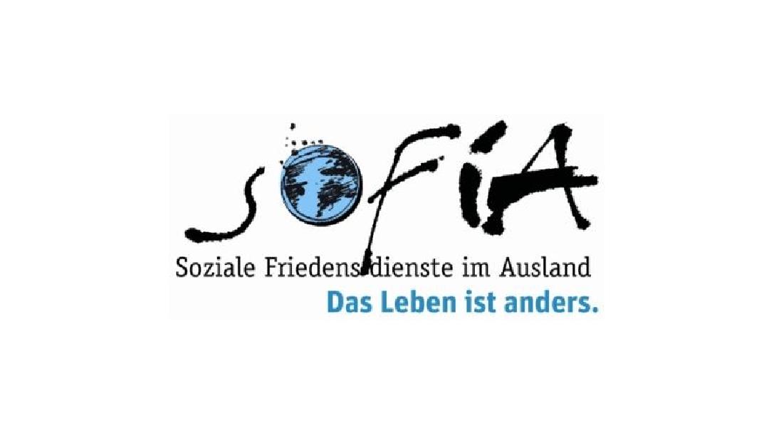 Das Logo von Sofia. Man sieht das Wort Sofia, wobei das O als Weltkugel dargestellt ist. Darunter der Text: Soziale Friedensdienste im Ausland. Das Leben ist anders.