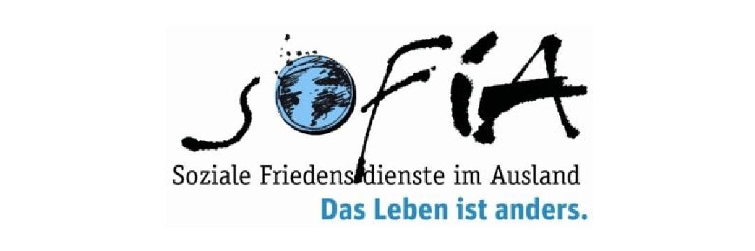 Das Logo von Sofia. Man sieht das Wort Sofia, wobei das O als Weltkugel dargestellt ist. Darunter der Text: Soziale Friedensdienste im Ausland. Das Leben ist anders.