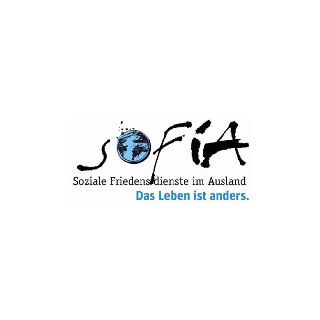 Das Logo von Sofia. Man sieht das Wort Sofia, wobei das O als Weltkugel dargestellt ist. Darunter der Text: Soziale Friedensdienste im Ausland. Das Leben ist anders.