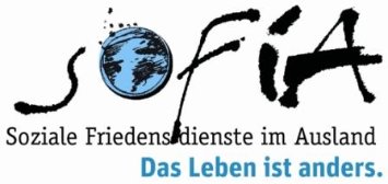 Das Logo von Sofia. Man sieht das Wort Sofia, wobei das O als Weltkugel dargestellt ist. Darunter der Text: Soziale Friedensdienste im Ausland. Das Leben ist anders.