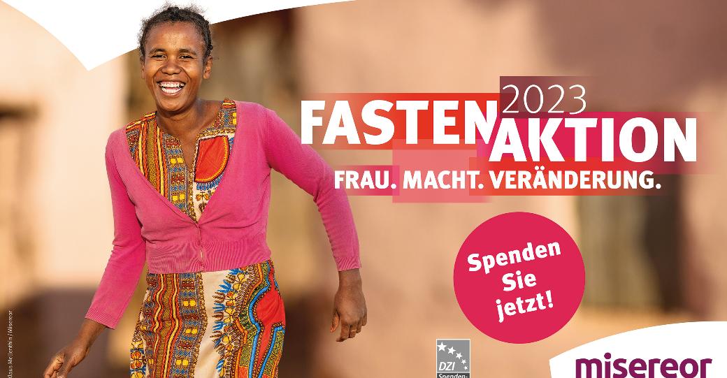 Plakatmotiv: Afrikanische Frau, die lächelnd auf die Kamera zuläuft. Daneben steht: 'Fastenaktion 2023 - Frau.Macht.Veränderung.'