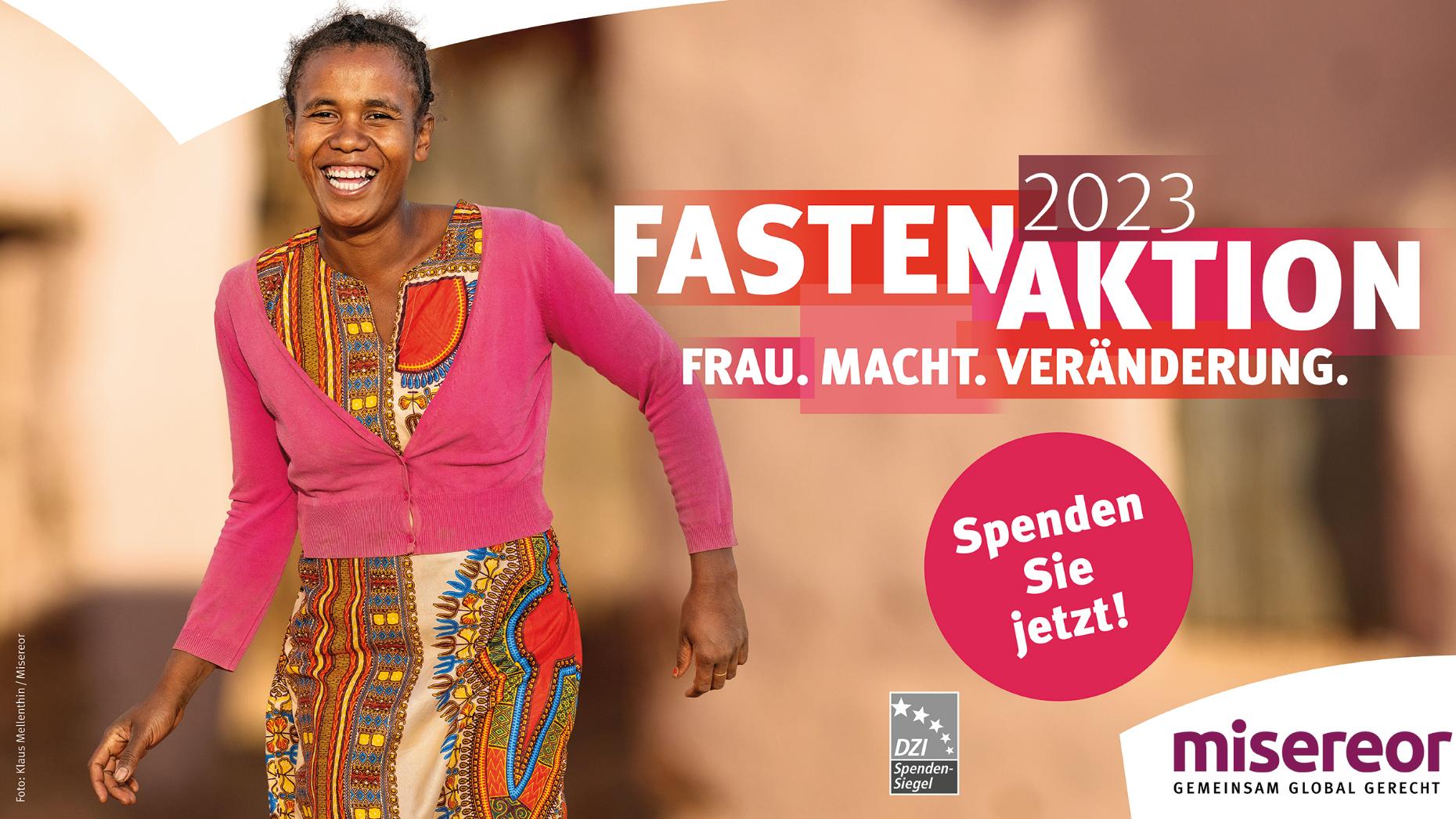 Plakatmotiv: Afrikanische Frau, die lächelnd auf die Kamera zuläuft. Daneben steht: 'Fastenaktion 2023 - Frau.Macht.Veränderung.'