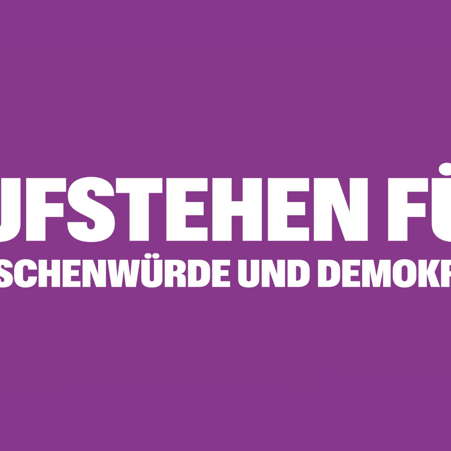 Auf lila Hintergrund steht Aufstehen für Menschenwürde und Demokratie; umrahmt von Ausrufezeichen