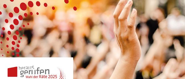 Eine Hand streckt sich in die Höhe, im Hintergrund sind verschwommen noch zahlreiche Menschen und hochgehobene Hände zu sehen.