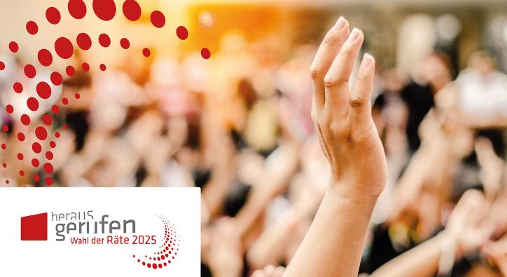 Eine Hand streckt sich in die Höhe, im Hintergrund sind verschwommen noch zahlreiche Menschen und hochgehobene Hände zu sehen.