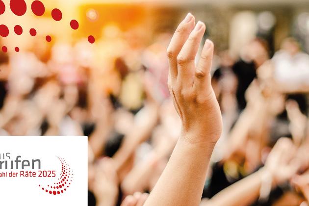 Eine Hand streckt sich in die Höhe, im Hintergrund sind verschwommen noch zahlreiche Menschen und hochgehobene Hände zu sehen.