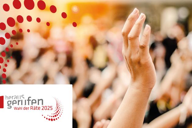 Eine Hand streckt sich in die Höhe, im Hintergrund sind verschwommen noch zahlreiche Menschen und hochgehobene Hände zu sehen.