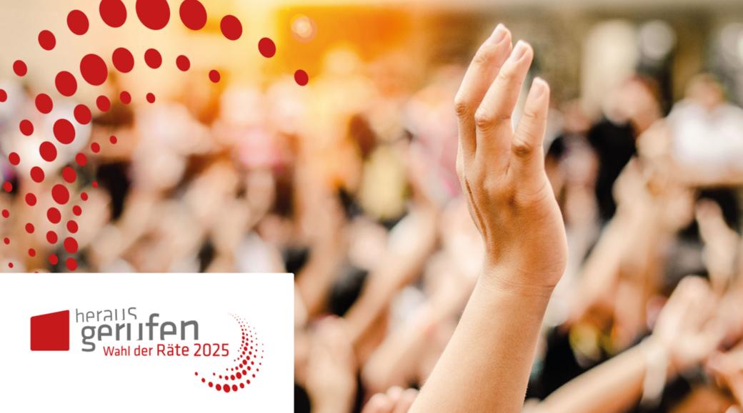 Eine Hand streckt sich in die Höhe, im Hintergrund sind verschwommen noch zahlreiche Menschen und hochgehobene Hände zu sehen.