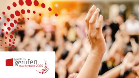 Plakatmotiv Wahl der Räte 2025 (c) Bistum Trier / Behr Design Eine Hand streckt sich in die Höhe, im Hintergrund sind verschwommen noch zahlreiche Menschen und hochgehobene Hände zu sehen.
