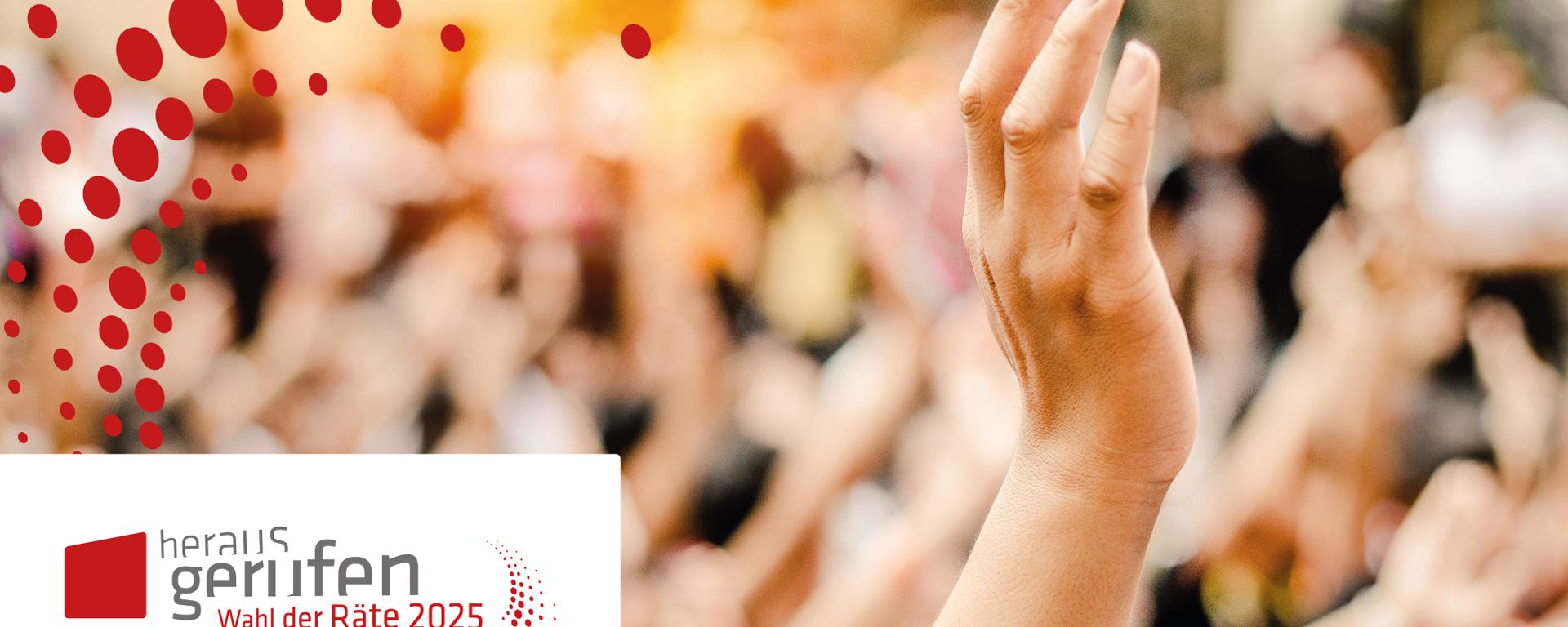 Eine Hand streckt sich in die Höhe, im Hintergrund sind verschwommen noch zahlreiche Menschen und hochgehobene Hände zu sehen.