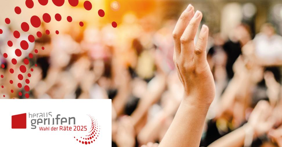 Eine Hand streckt sich in die Höhe, im Hintergrund sind verschwommen noch zahlreiche Menschen und hochgehobene Hände zu sehen.