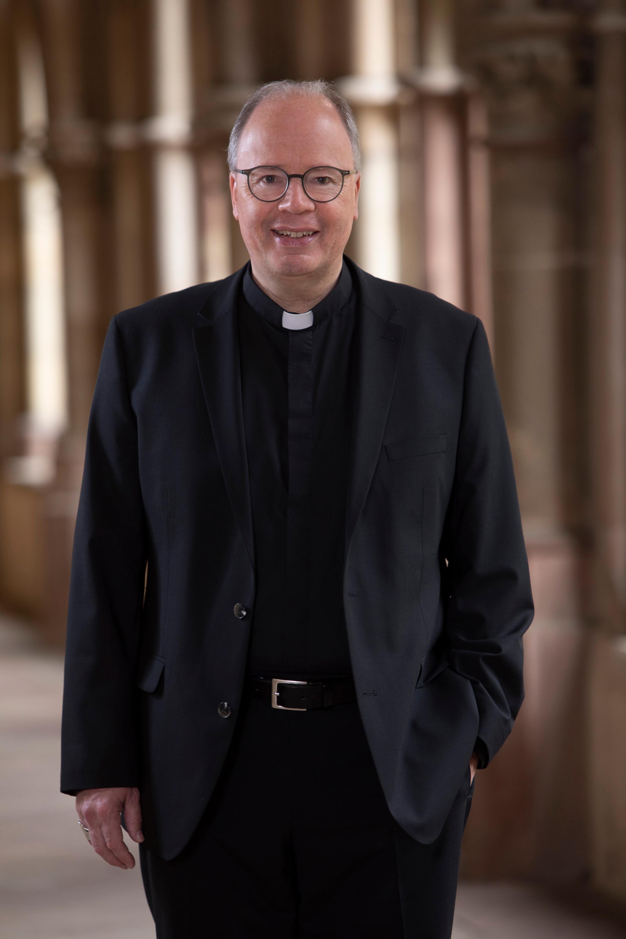Hier ist  Bischof Ackermann im Kreuzgang zu sehen.