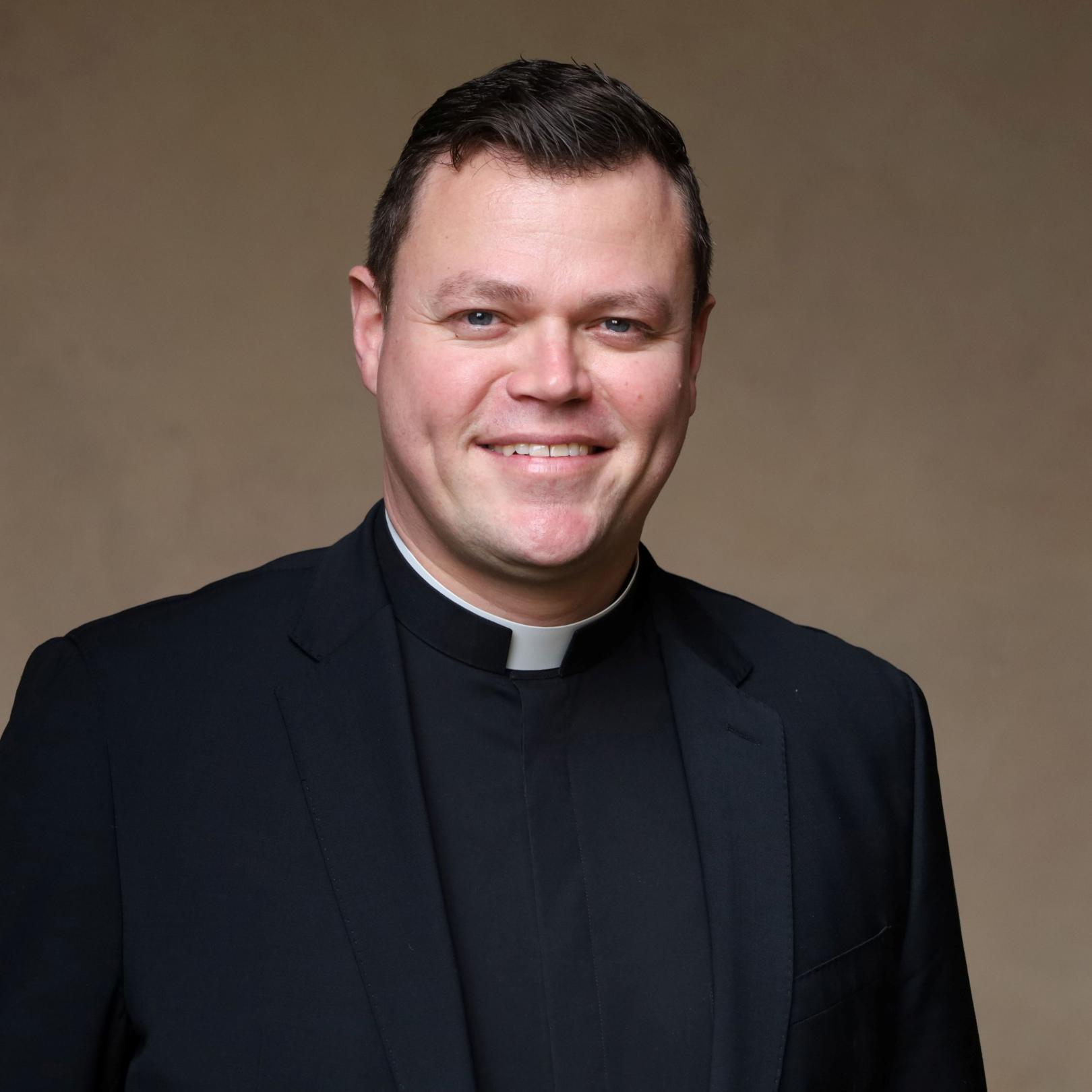 Zu sehen ist ein Priester mit Collar