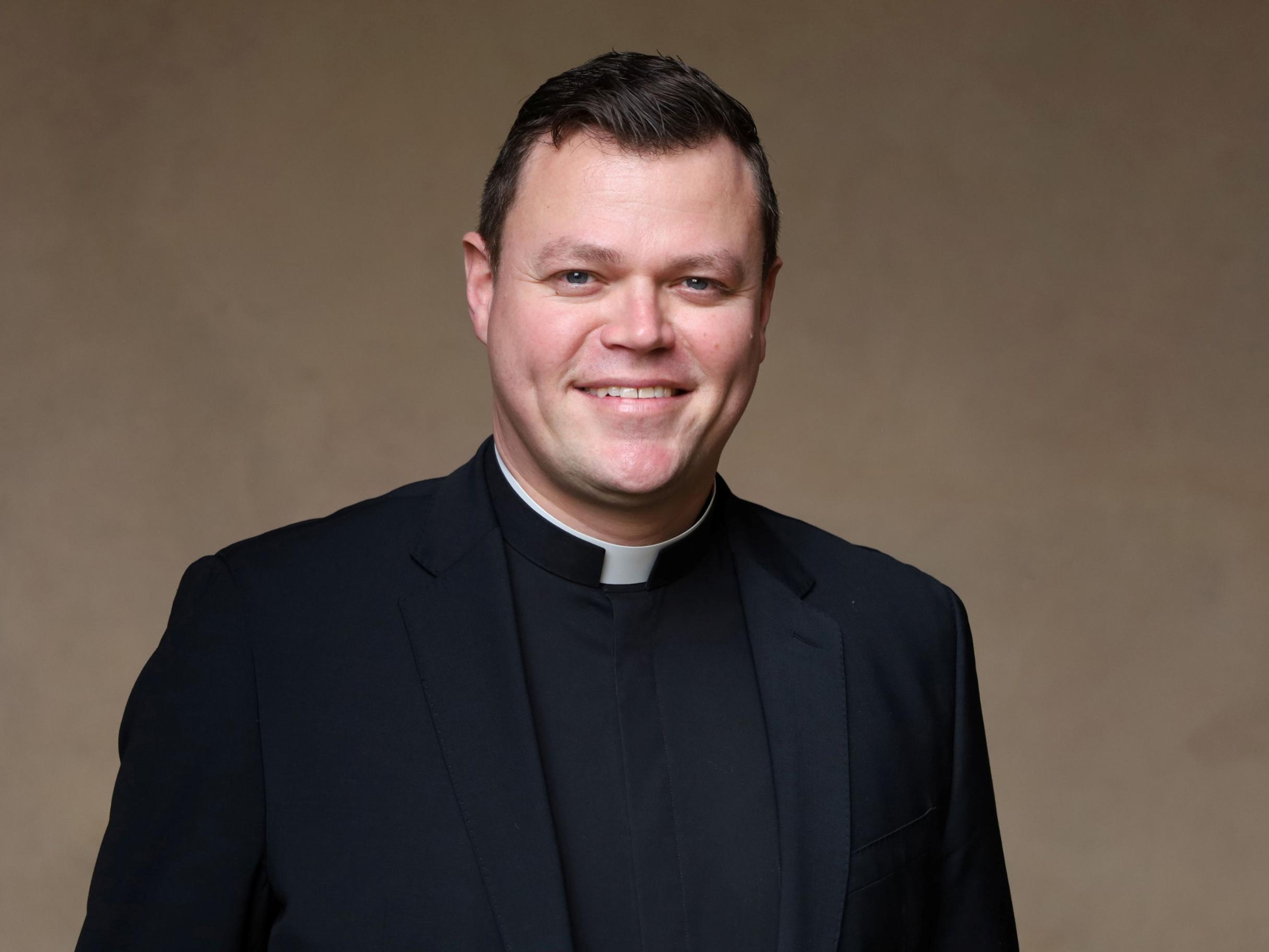 Zu sehen ist ein Priester mit Collar