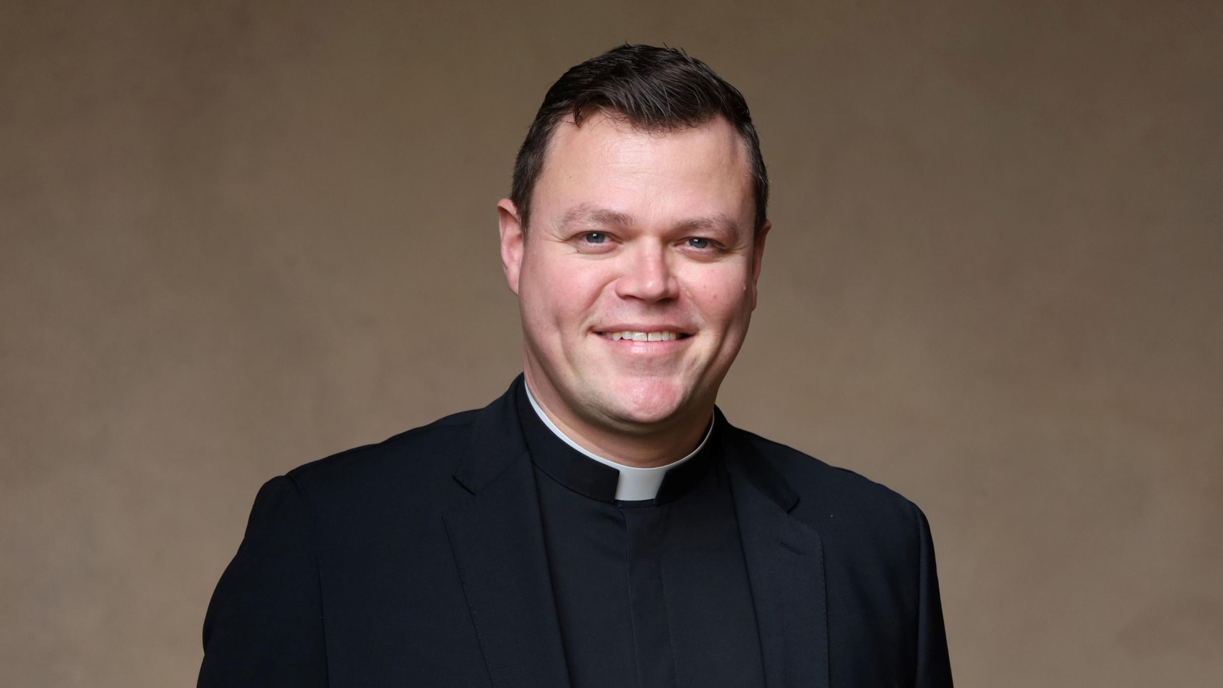 Zu sehen ist ein Priester mit Collar