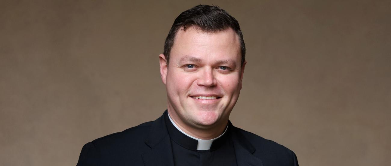 Zu sehen ist ein Priester mit Collar
