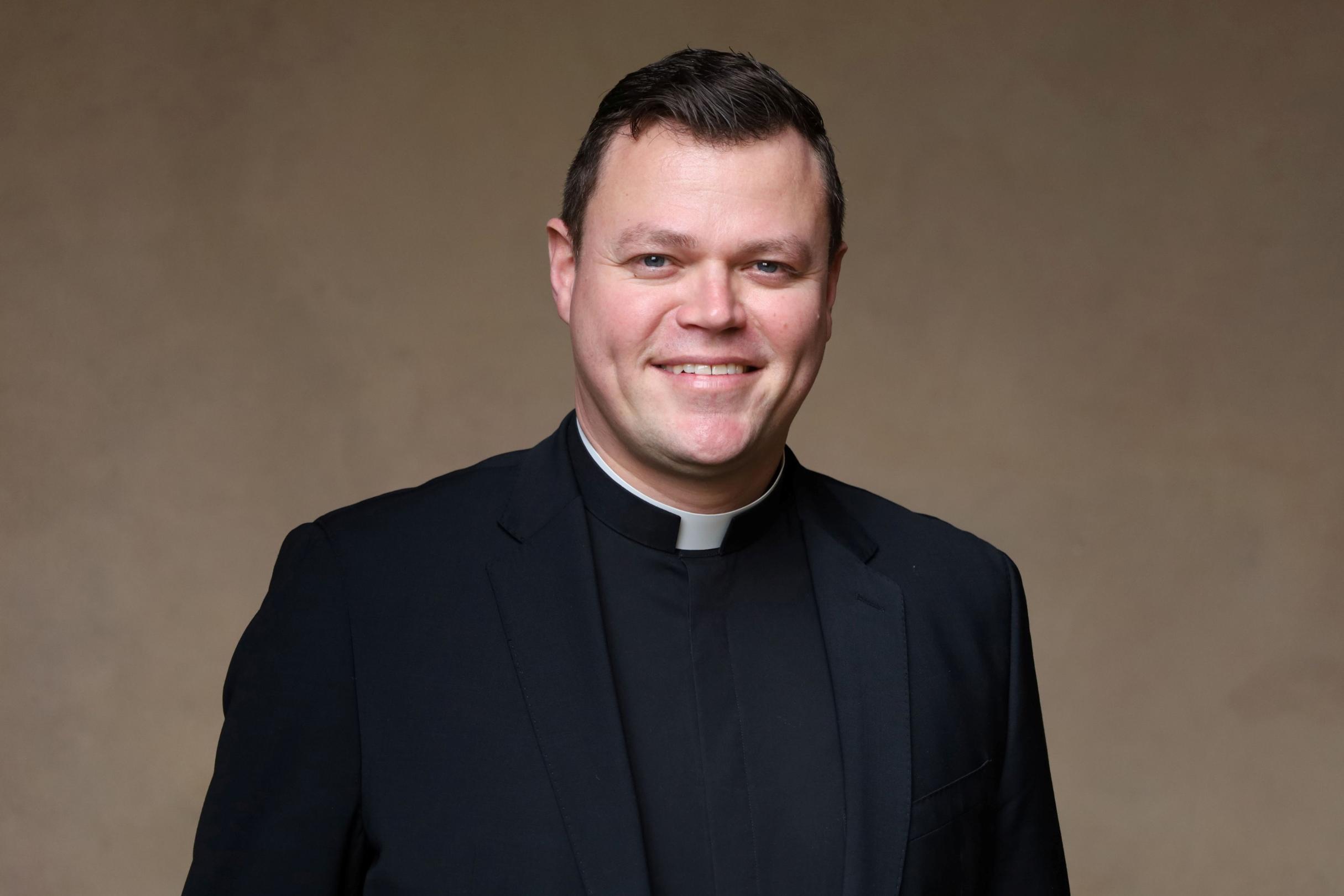 Zu sehen ist ein Priester mit Collar