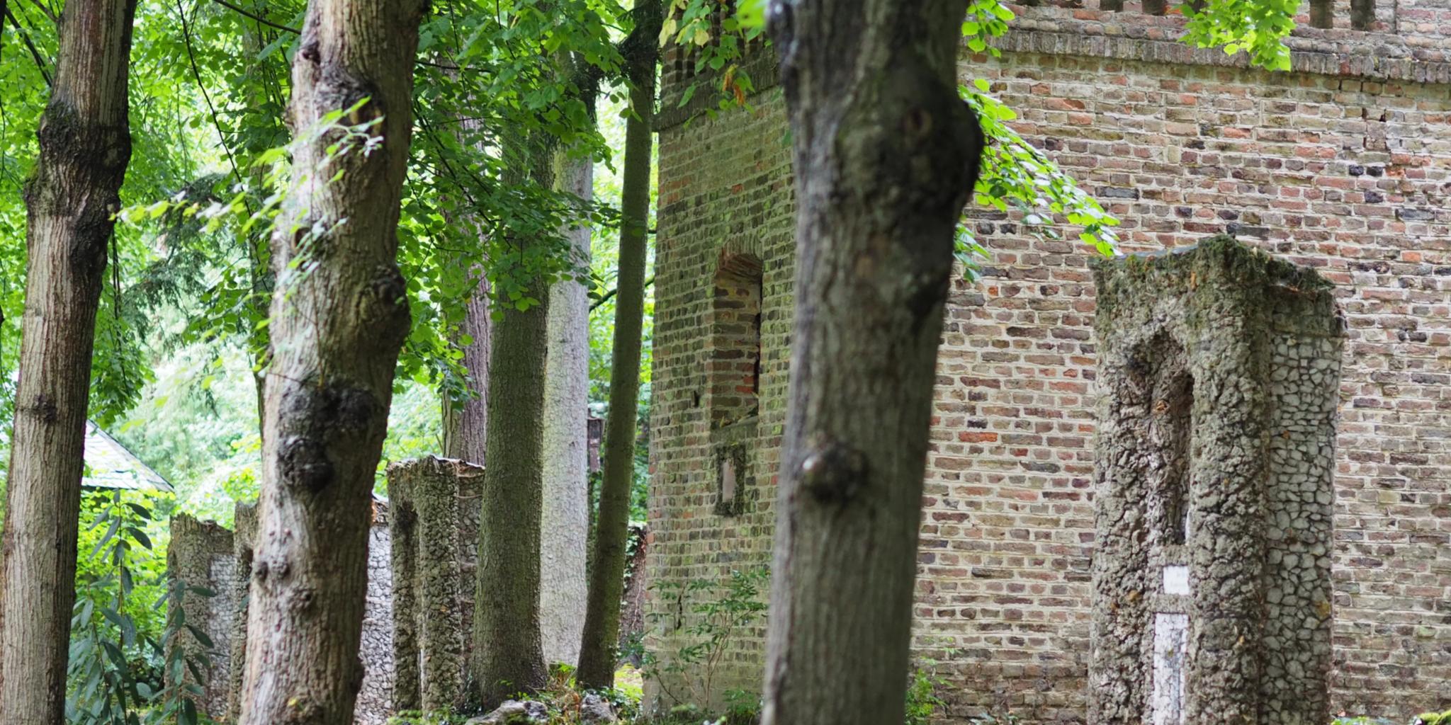 Ein Park mit einem alten Gebäude aus Stein