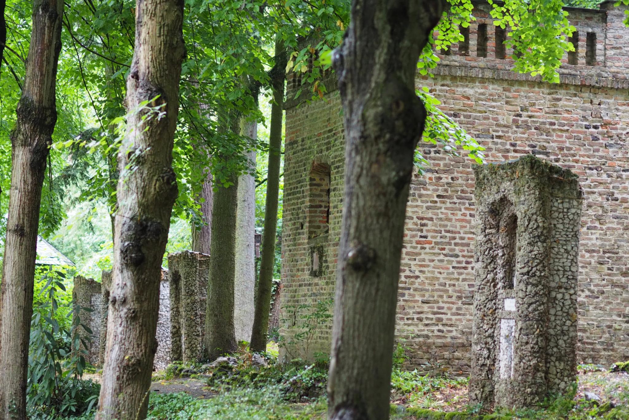Ein Park mit einem alten Gebäude aus Stein