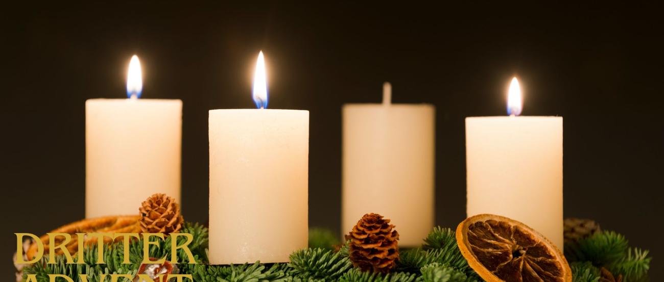 Auf einem Adventskranz brennen drei Kerzen