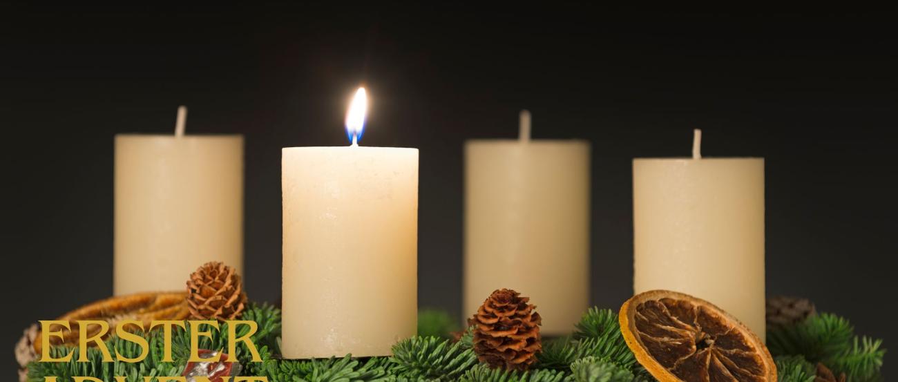 Erster Advent (c) rotofrank auf canva.com / bearb. von Martina Folz Auf einem Adventskranz brennt eine Kerze