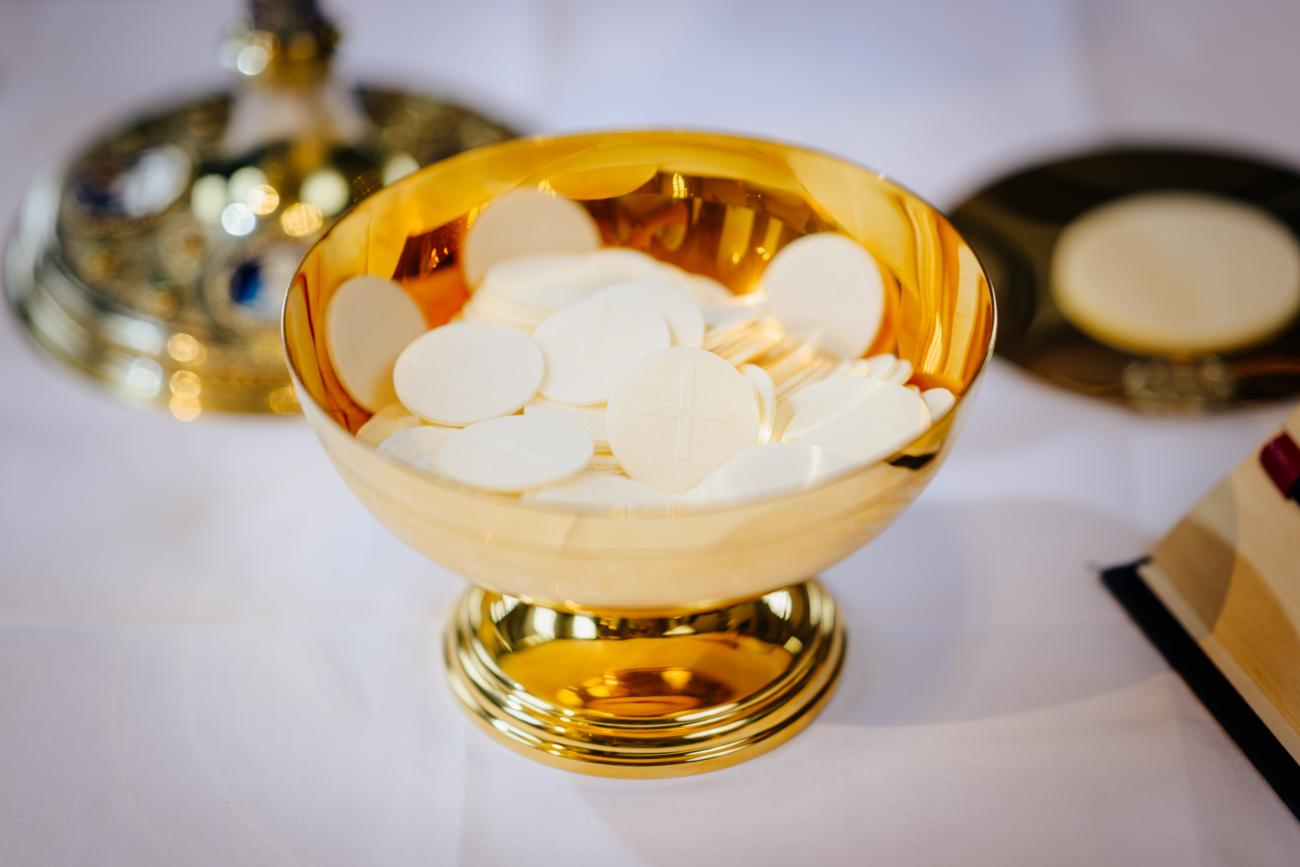 Eucharistie (c) Besim Mazhiqi/ Erzbistum Paderborn Blick in eine gefüllte Hostienschale.