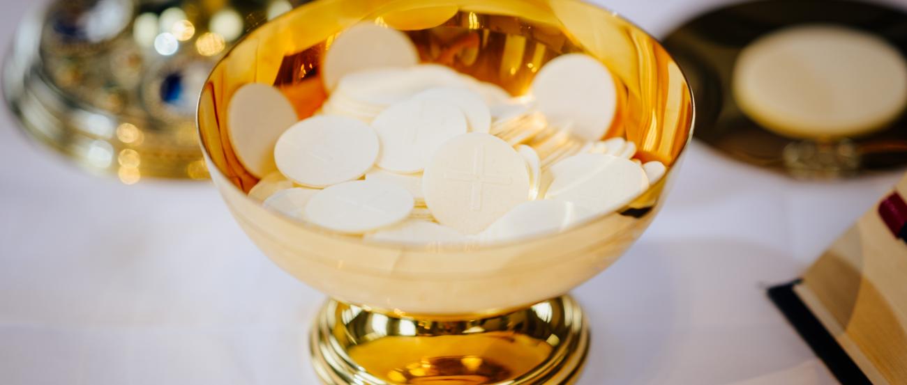 Blick in eine gefüllte Hostienschale.