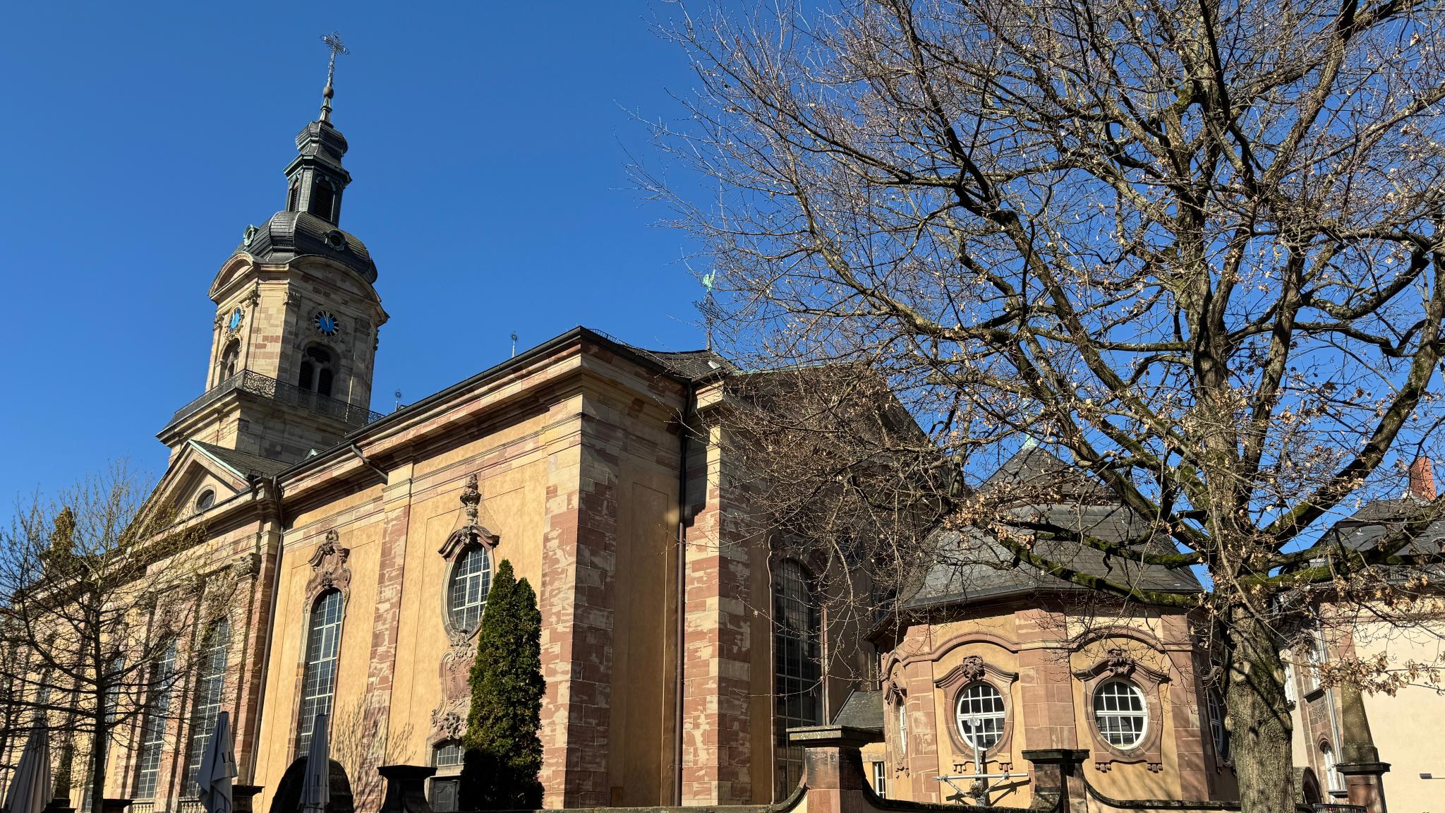 Seitenansicht der Basilika St. Johann Saarbrücken