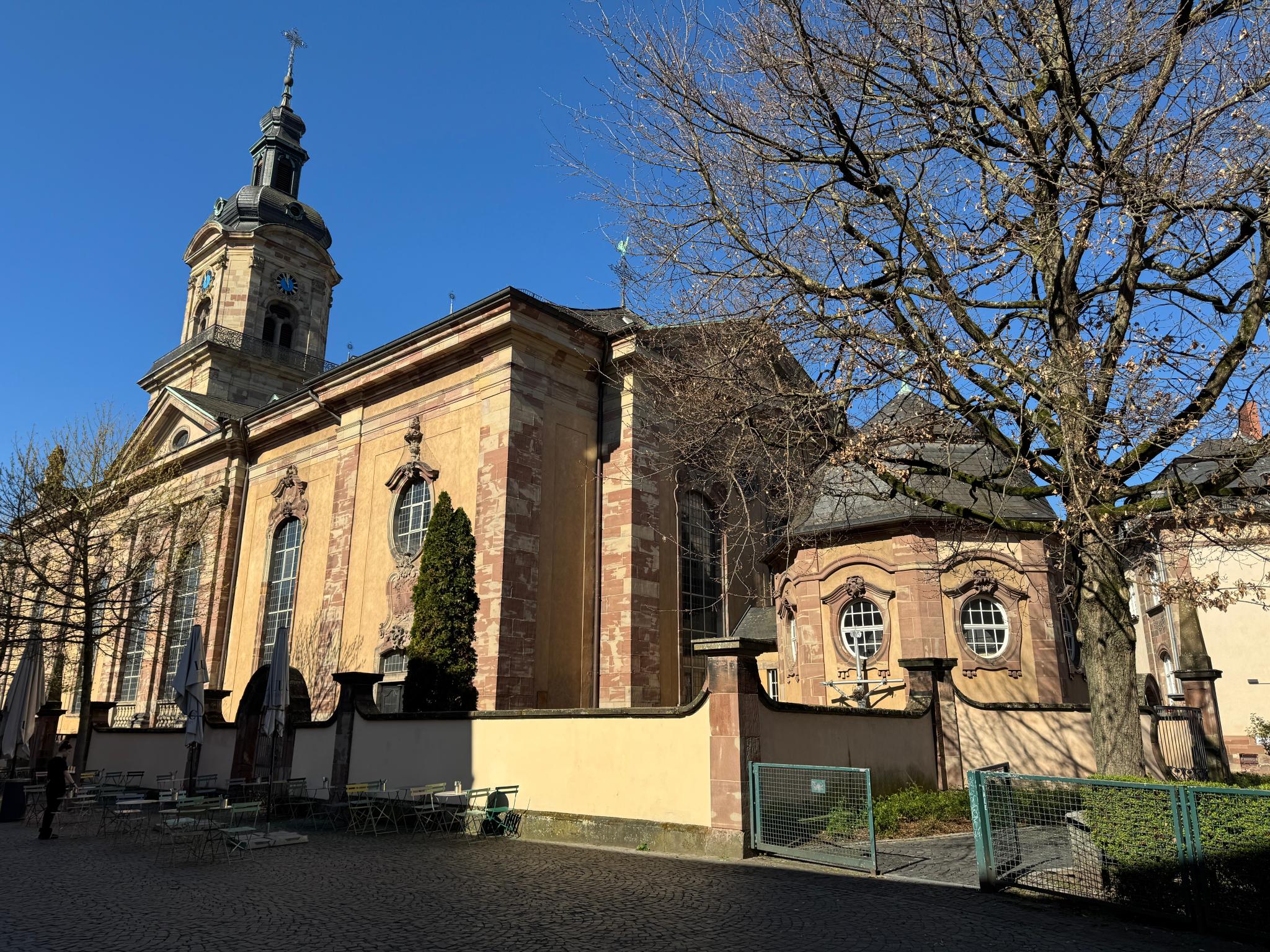 Seitenansicht der Basilika St. Johann Saarbrücken