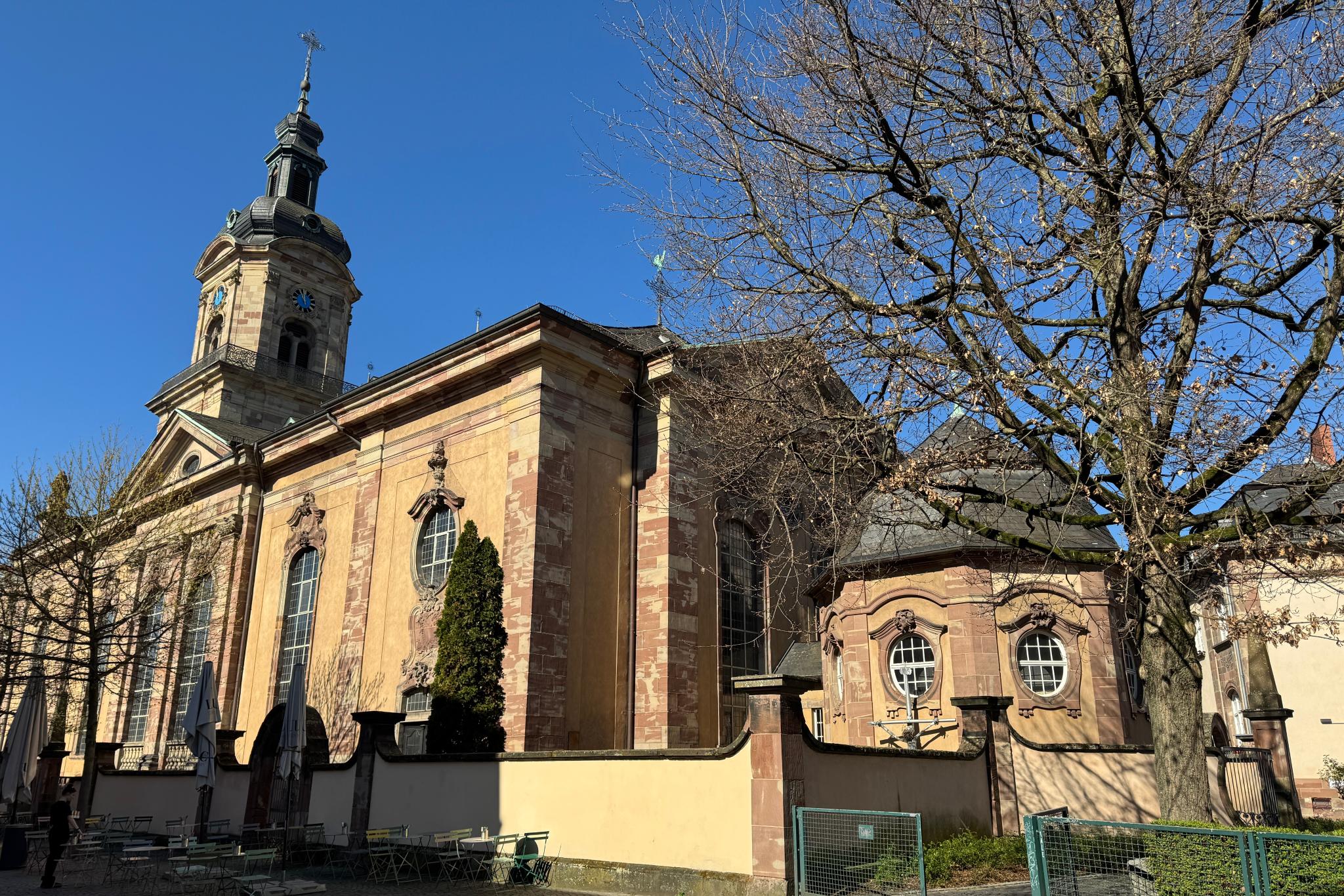 Seitenansicht der Basilika St. Johann Saarbrücken