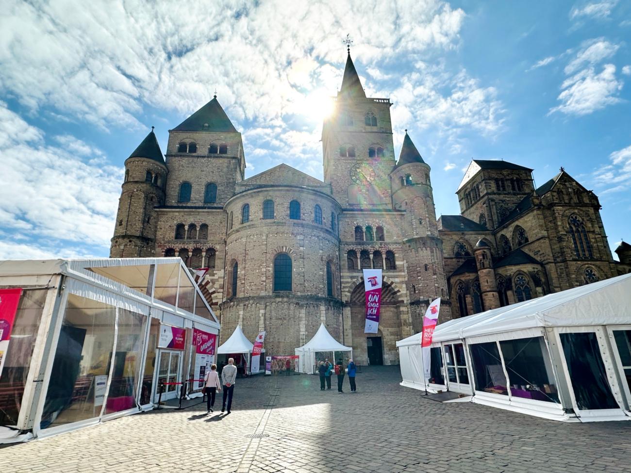 Vor dem Trierer Dom stehen die Zelte der Heilig-Rock-Tage