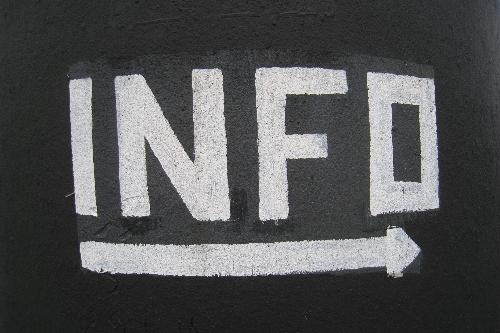 Schwarzer Hintergrund mit der Aufschrift Info