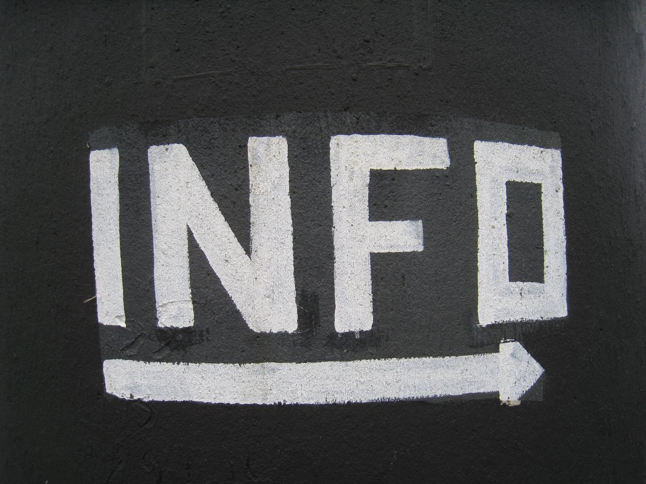 Schwarzer Hintergrund mit der Aufschrift Info