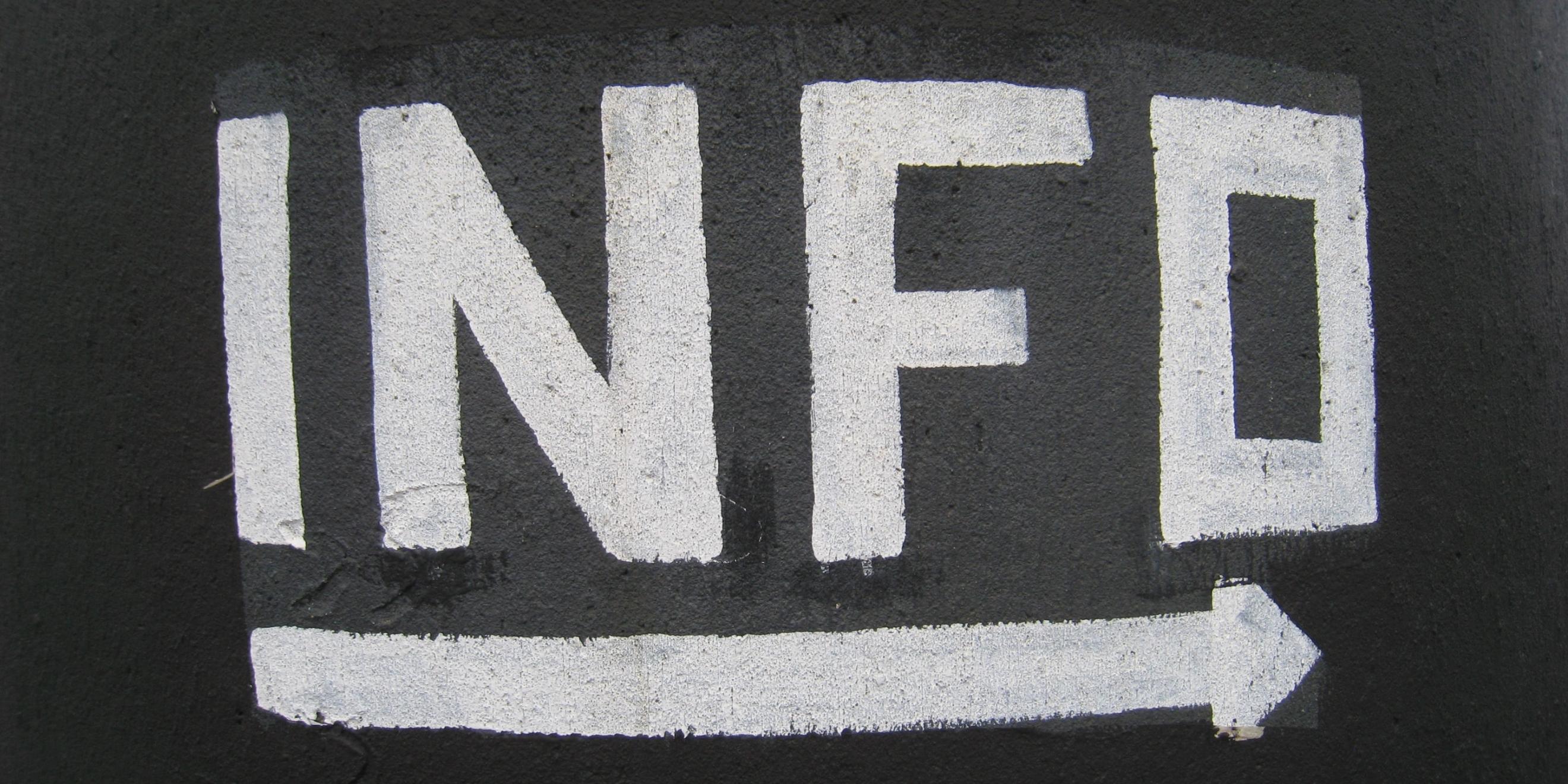 Schwarzer Hintergrund mit der Aufschrift Info