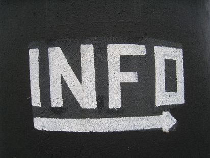 Schwarzer Hintergrund mit der Aufschrift Info (c) Giulia May on unsplash.com Schwarzer Hintergrund mit der Aufschrift Info