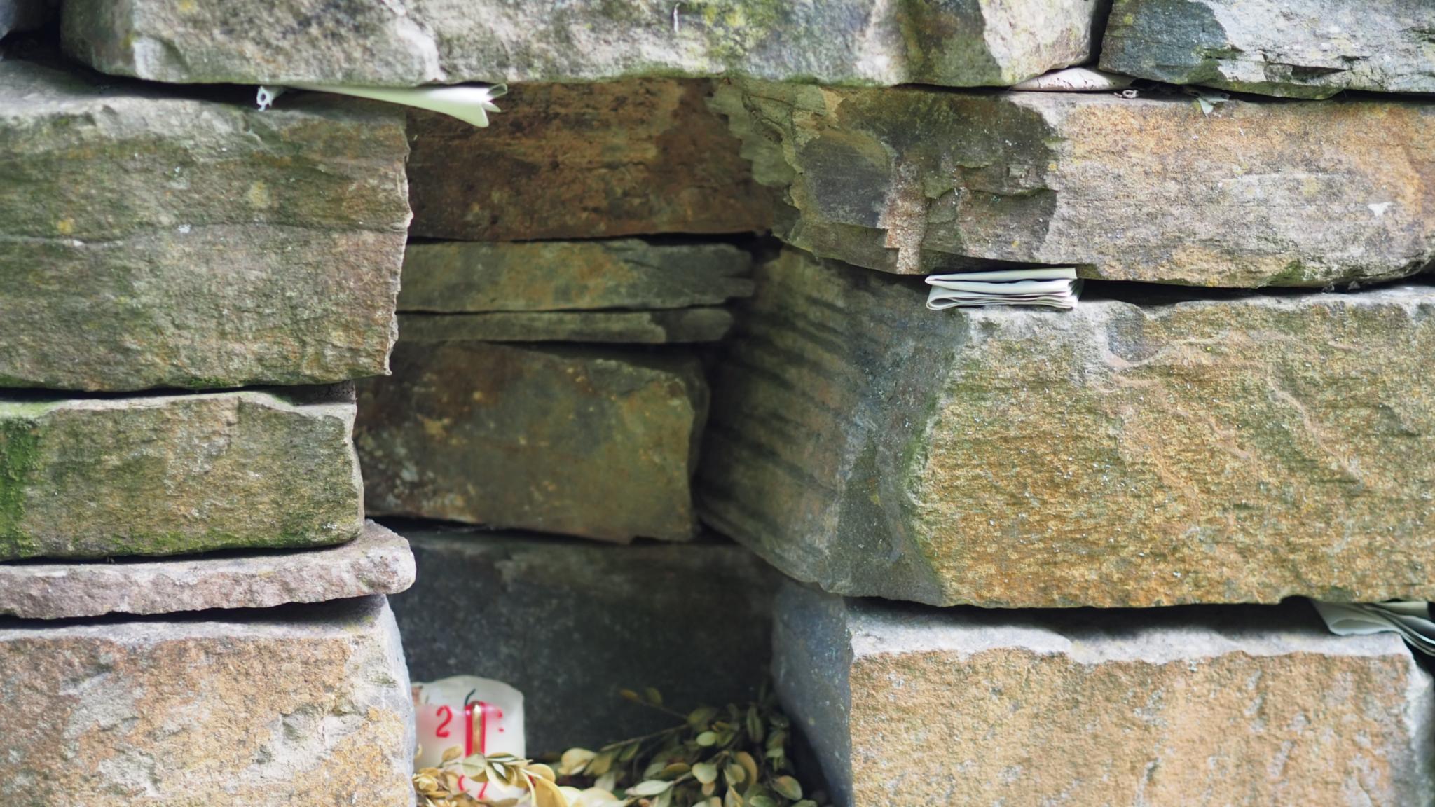 Klagemauer mit Osterkerze und Palmzweigen