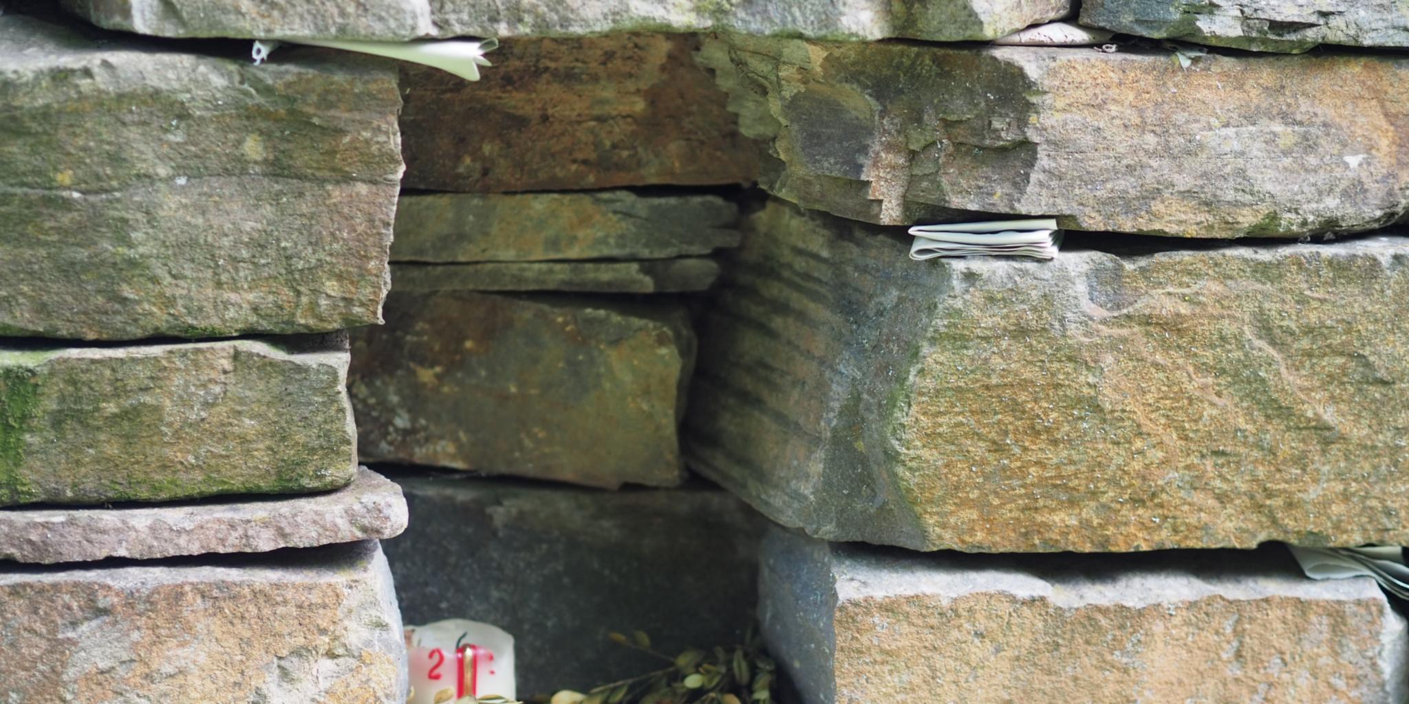 Klagemauer mit Osterkerze und Palmzweigen