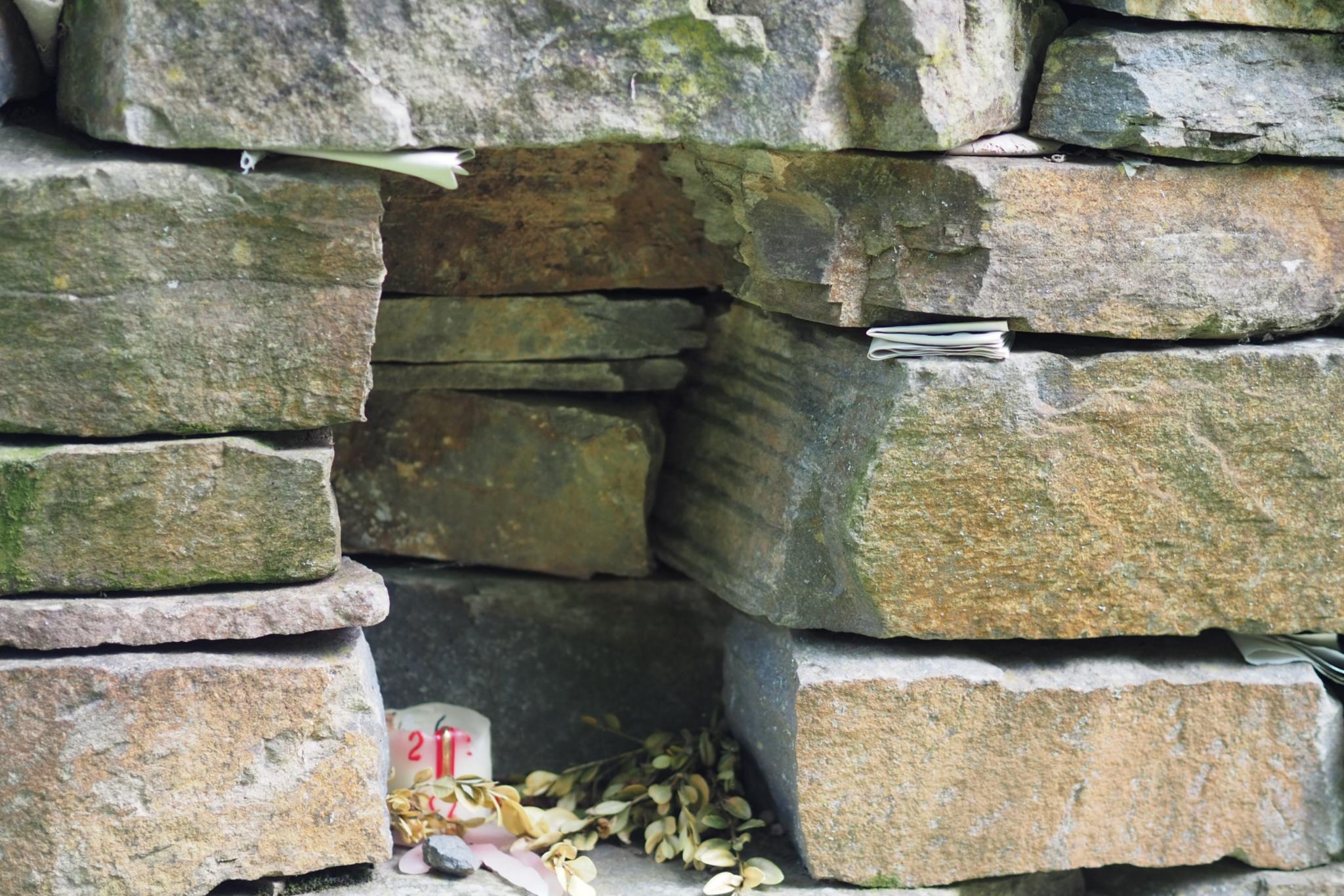 Klagemauer mit Osterkerze und Palmzweigen