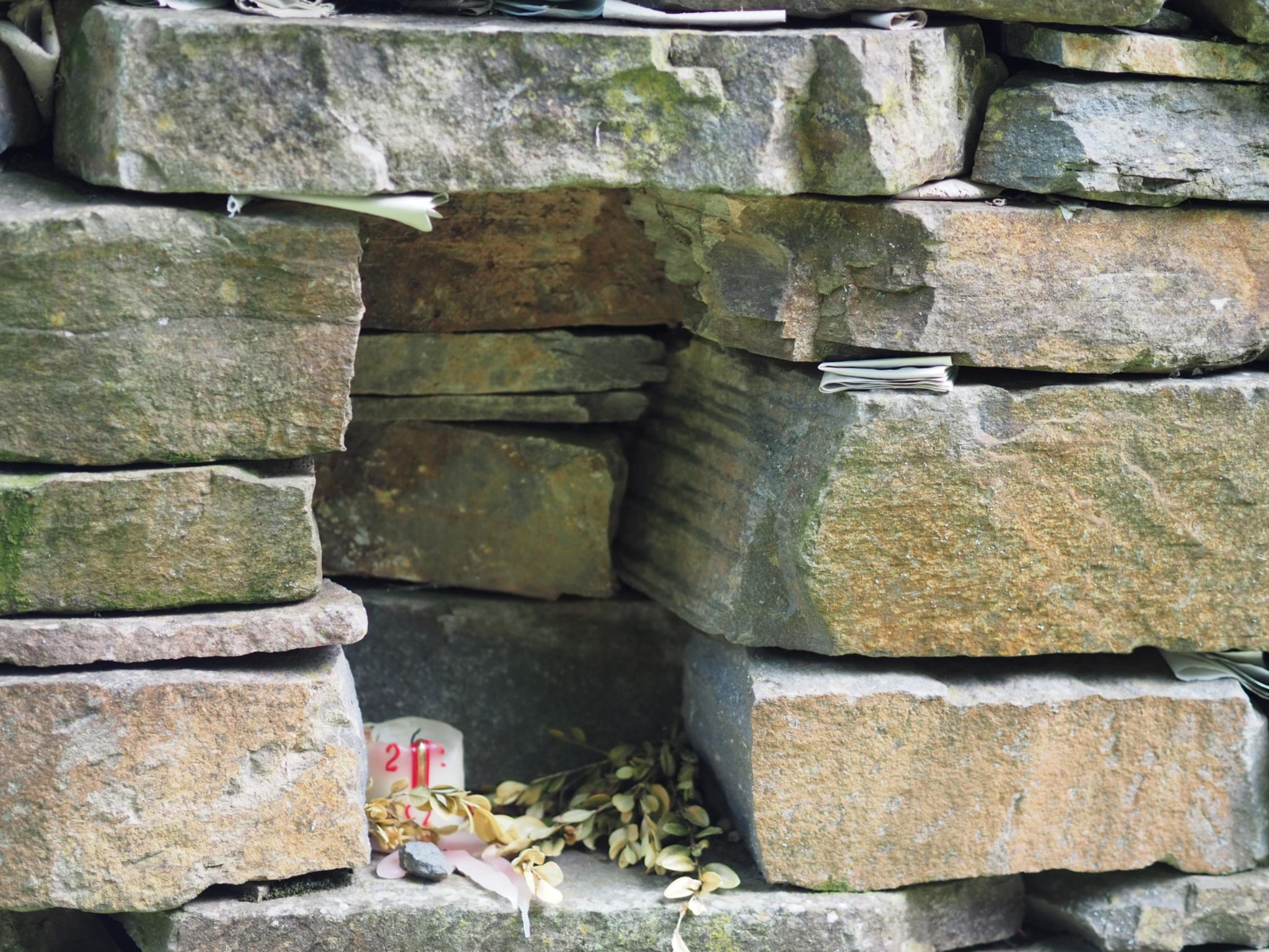 Klagemauer mit Osterkerze und Palmzweigen