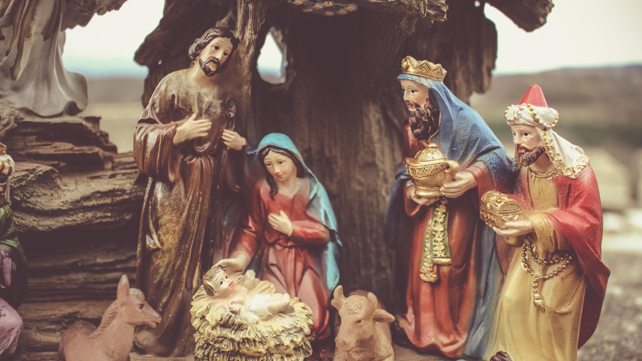 Weihnachtskrippe mit Holzfiguren