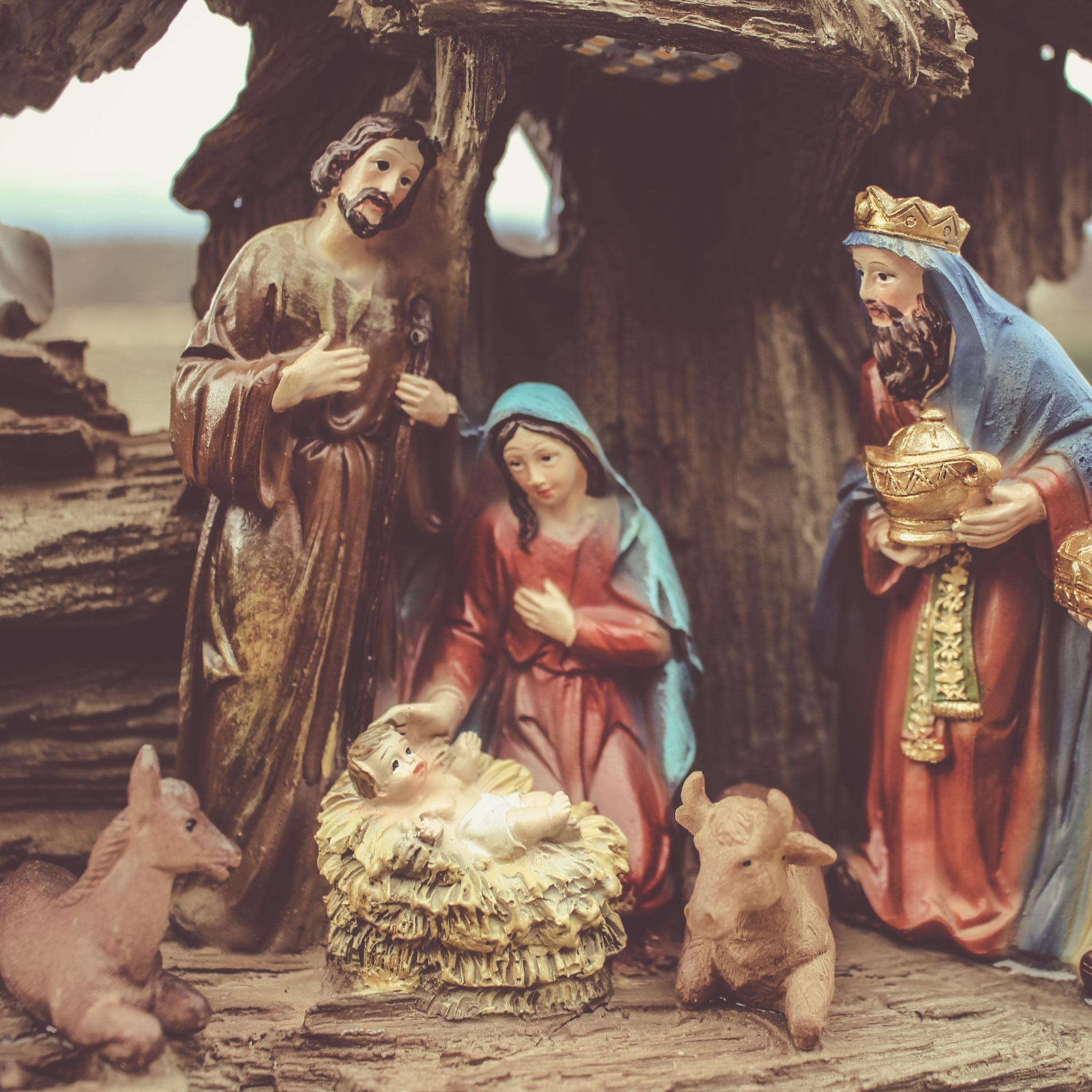 Weihnachtskrippe mit Holzfiguren