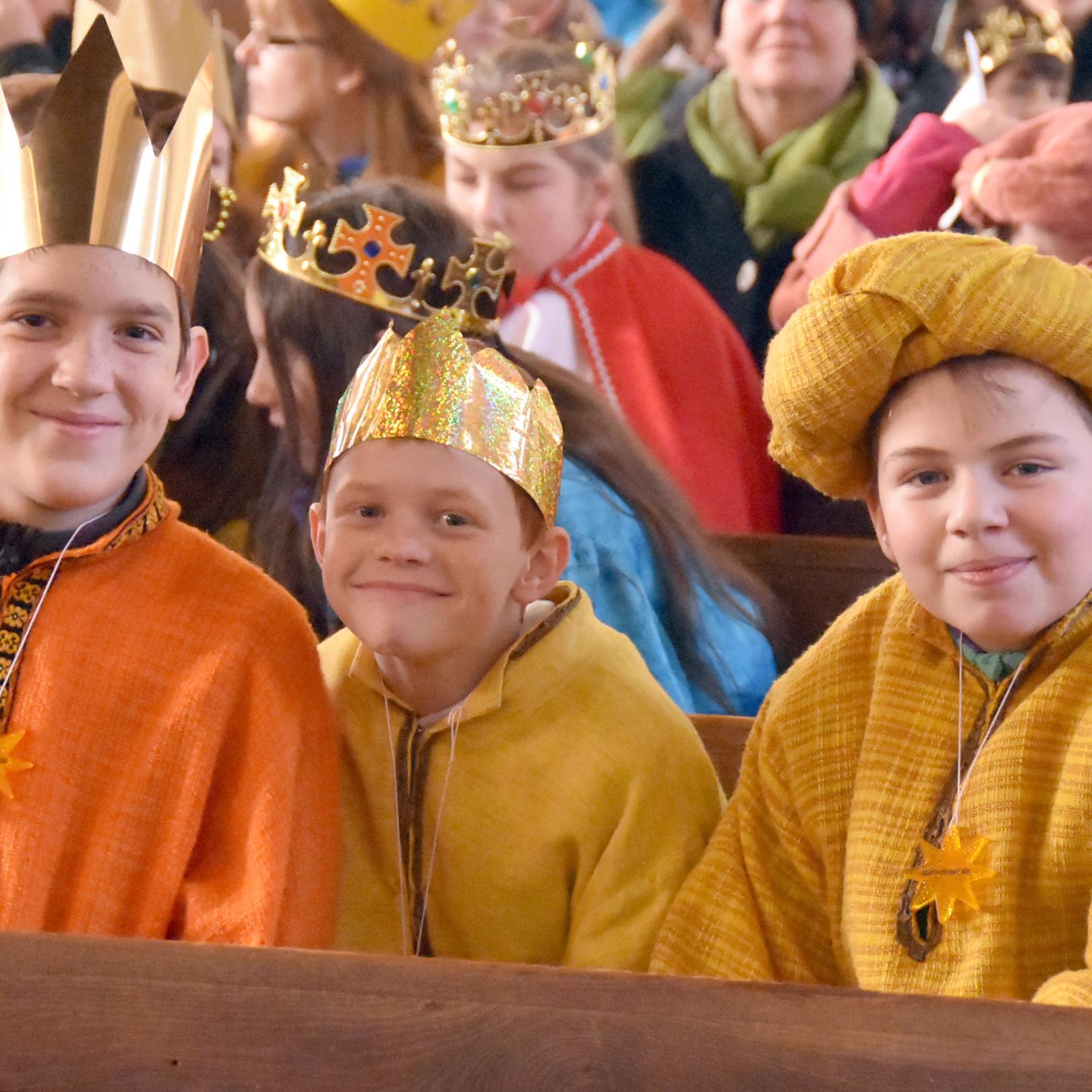 Drei Kinder als Könige verkleidet lächeln in die Kamera (c) Dominik Holl Drei Kinder als Könige verkleidet lächeln in die Kamera