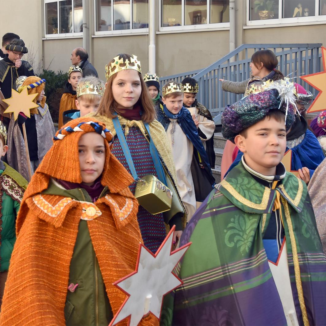 Kinder als Könige verkleidet auf dem Weg zur Sternsingeraktion