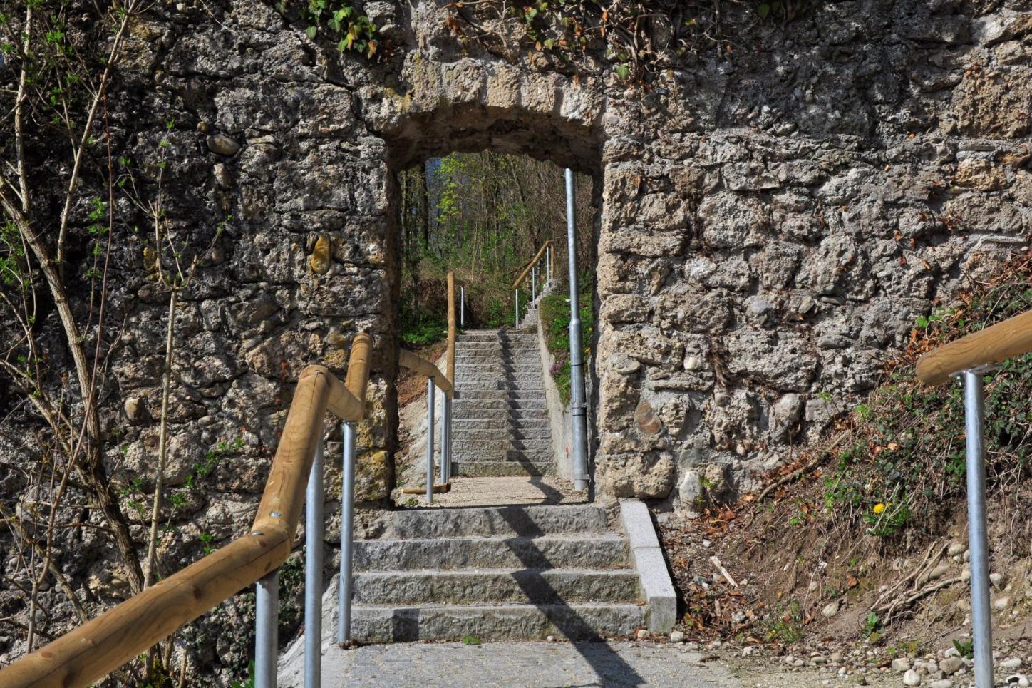 Stufen einen Berg hinauf