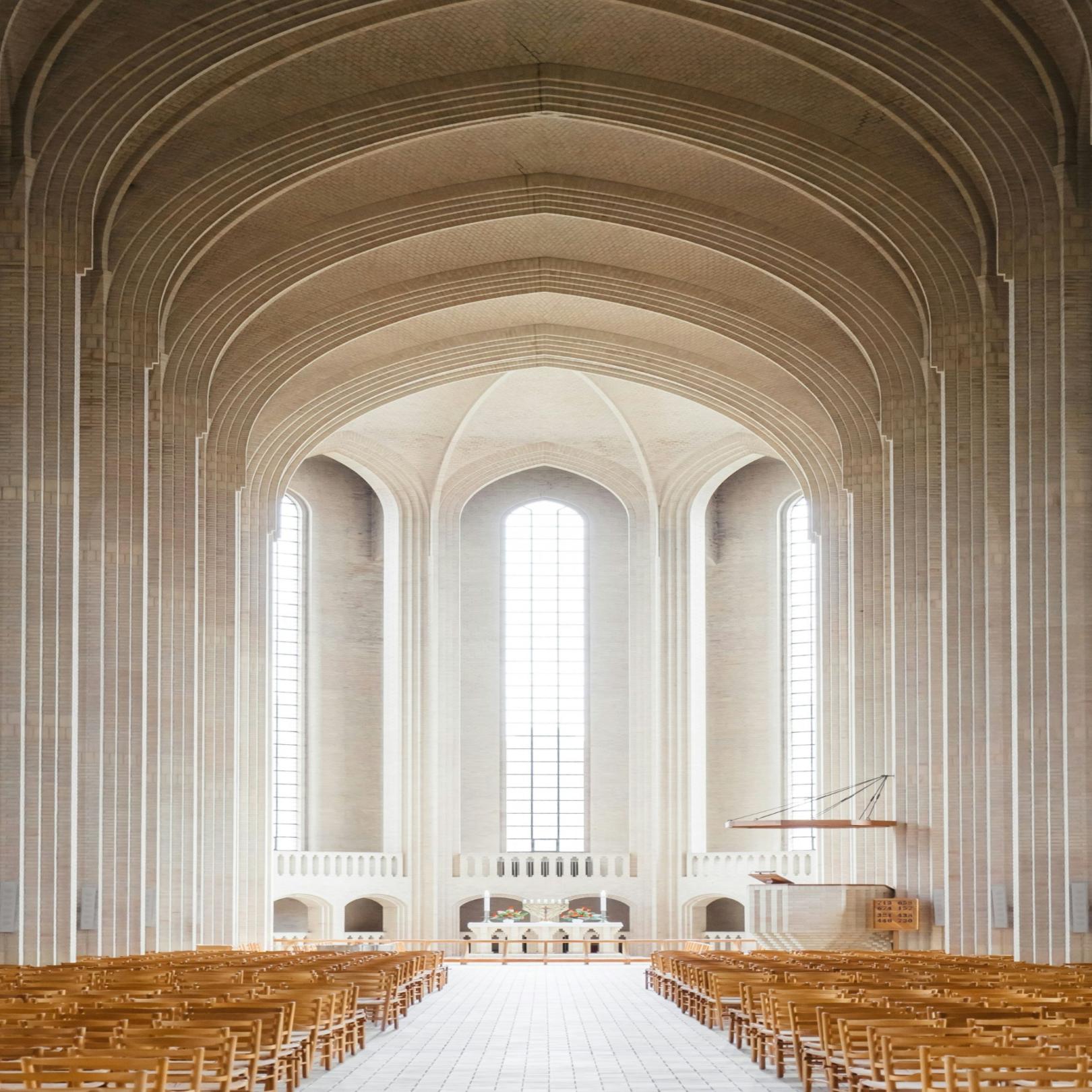 Blick in ein sehr großes helles Kirchenschiff