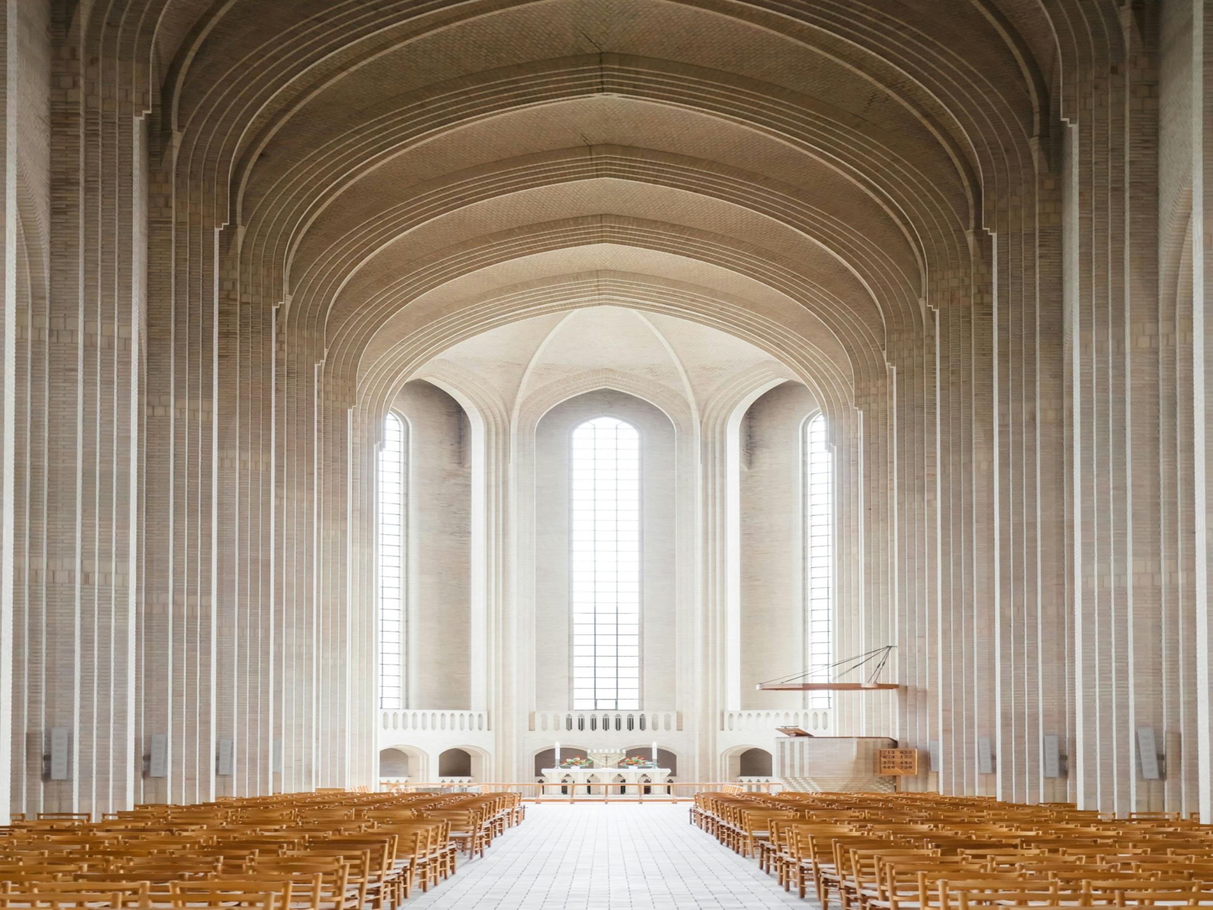 Blick in ein sehr großes helles Kirchenschiff